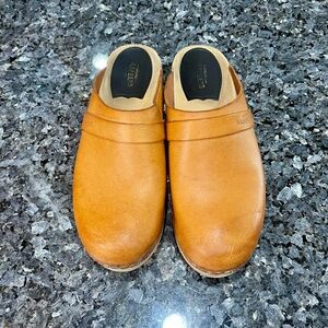 Swedish Hasbeens Tan/Cognac Leather Women's Clogs Rubber Sole Size 40
